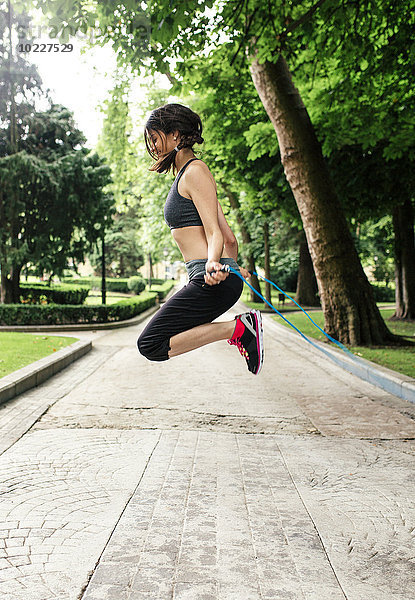 Spanien  Oviedo  junge Frau springt Seil im Park