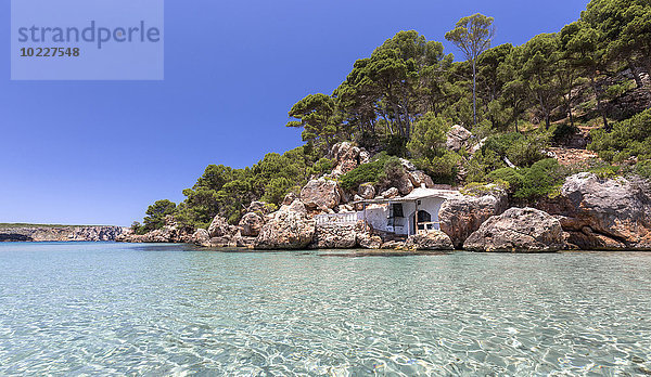 Spanien  Balearen  Menorca  verlassenes Haus auf den Felsen am Strand von La Vall