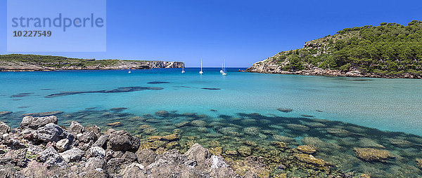 Spanien  Balearen  Menorca  Blick auf den Strand von La Vall mit Segelbooten  Panorama