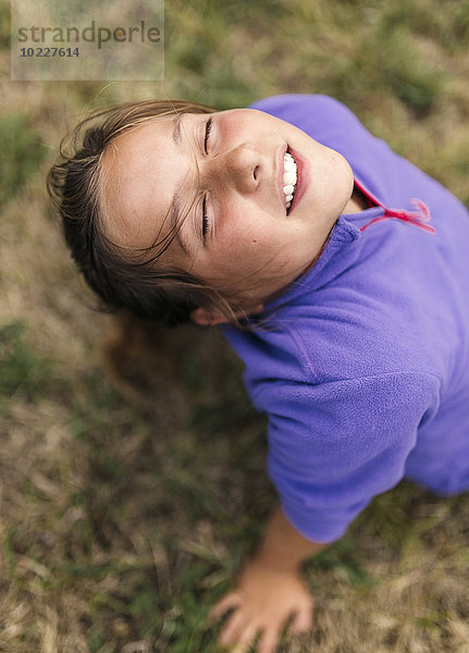 Porträt eines Mädchens mit geschlossenen Augen  das sich auf einer Wiese ausruht