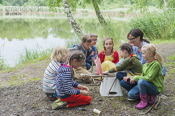 Deutschland  Kinder lernen den Bau eines Holzfloßes