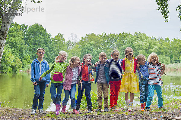 Deutschland  Glückliche Kinder lächeln auf Canera