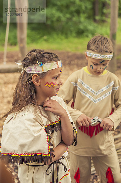 Deutschland  Sachsen  Indianer- und Cowboy-Party  Kinder im Kostüm