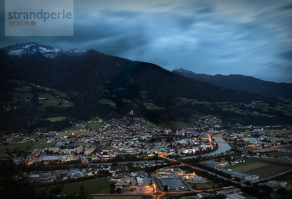 Österreich  Tirol  Bezirk Schwaz  Blick nach Schwaz am Abend