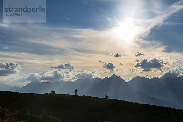 Österreich  Tirol  Wanderer in der Bergwelt