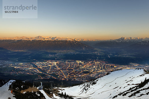 Österreich  Tirol  Innsbruck  Stadtbild bei Sonnenuntergang