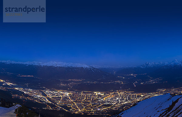 Österreich  Tirol  Innsbruck  Stadtbild bei Nacht