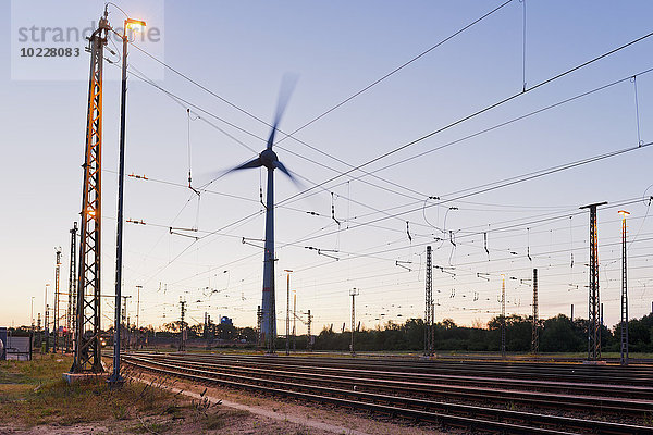 Deutschland  Hamburg  Bahnstrecke mit Oberleitung und Windkraftanlage