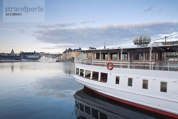 Schweden  Stockholm  Blick auf Gamla Stan  Tourboot