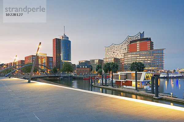 Deutschland  Hamburg  Elbphilharmonie in der Abenddämmerung