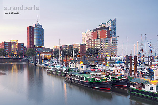 Deutschland  Hamburg  Elbphilharmonie und Hafen in der Abenddämmerung