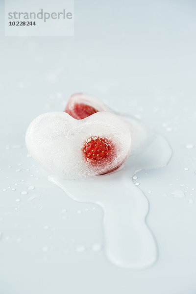 Herzförmige Eiswürfel mit Erdbeere
