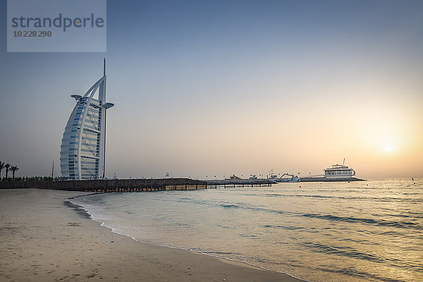 Vereinigte Arabische Emirate  Dubai  Sonnenuntergang am Jumeirah Beach mit Burj al Arab und Jumeirah Beach Hotel