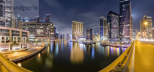VAE  Dubai  Panoramablick auf Dubai Marina bei Nacht