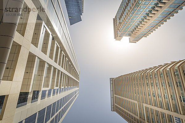 VAE  Dubai  Blick von unten auf die Fassaden von Wohnhochhäusern