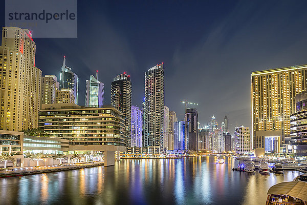 VAE  Dubai  Blick auf Dubai Marina bei Nacht