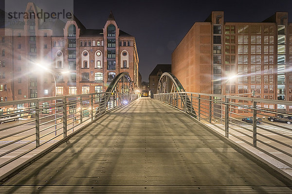 Deutschland  Hamburg  Fußgängerbrücke zwischen Speicherstadt und Hafencity bei Nacht