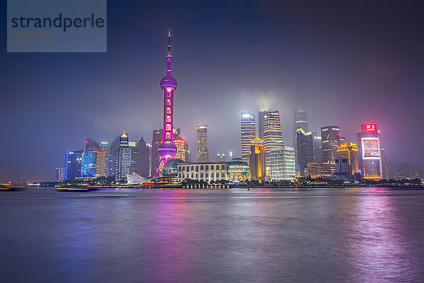 China  Shanghai  Beleuchtete Skyline von Pudong im Regen bei Nacht