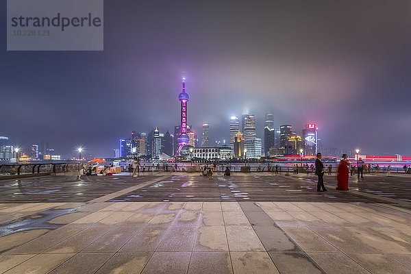 China  Shanghai  Skyline von Pudong mit Bund Promenade bei Nacht