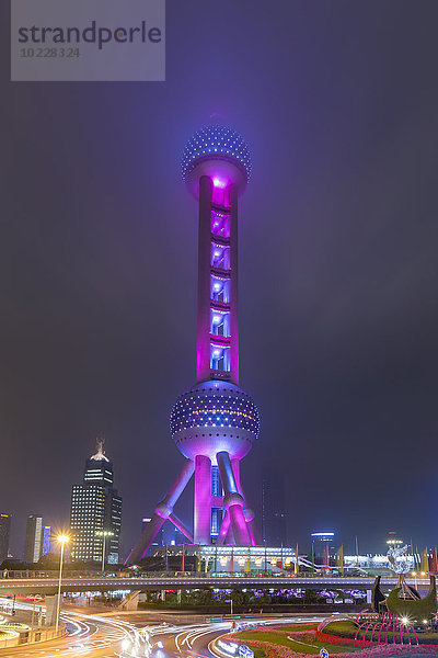 China  Shanghai  Oriental Pearl Tower in niedrigen Wolken bei Nacht