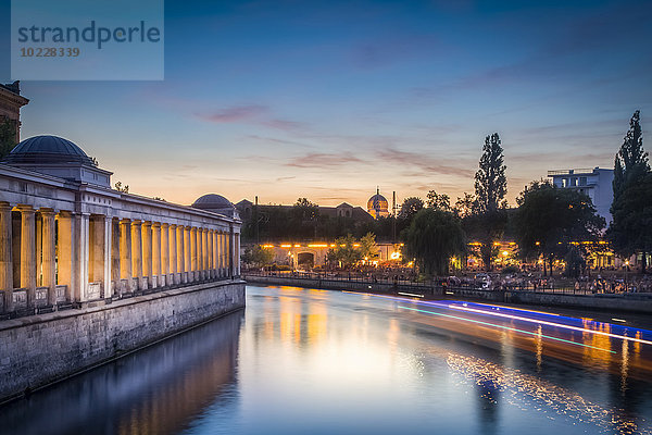 Deutschland  Berlin  Spree  Alte Nationalgalerie und Neue Synagoge bei Sonnenuntergang