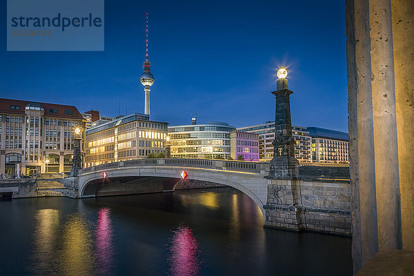Deutschland  Berlin  Spreebrücke mit Fernsehturm und historischer Arkade