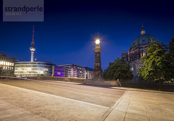 Deutschland  Berlin  Spreebrücke mit Fernsehturm und Berliner Dom