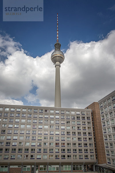 Deutschland  Berlin  Blick auf Fernsehturm mit Betonhochhaus im Vordergrund