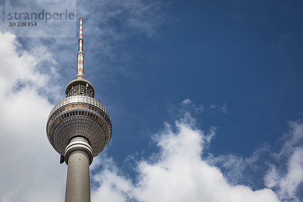 Deutschland  Berlin  Blick auf den Fernsehturm von unten