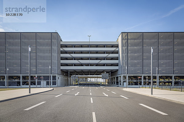Deutschland  Flughafen Berlin Brandenburg  Parkplatz und leere Straße