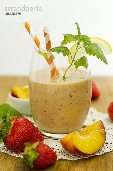 Glas Nektarinen-Erdbeer-Smoothie