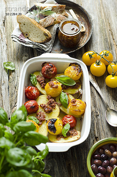 Gegrillte Kartoffeln mit Tomatenpesto  Tomaten und Basilikumblättern