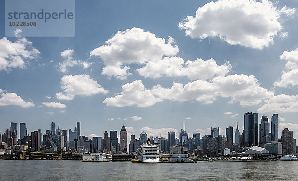USA  New York City  Blick auf die Skyline von Manhattan und den East River