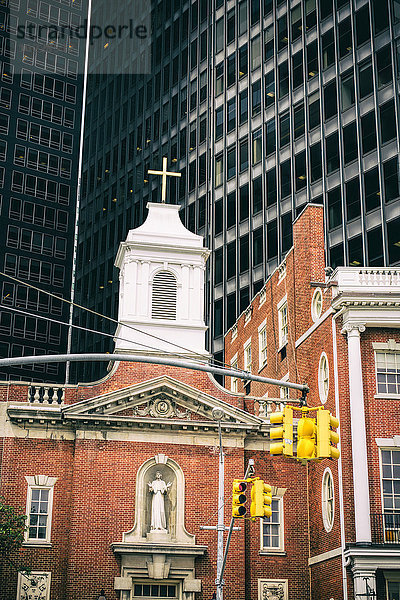 USA  New York City  christliche Kapelle vor dem Hochhaus