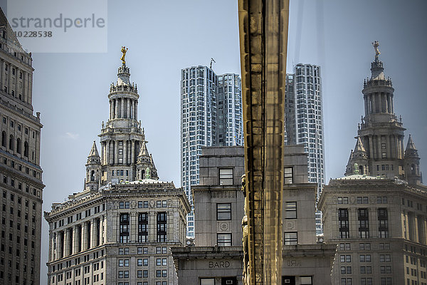 USA  New York City  Hochhaus gespiegelt in Glasfassade