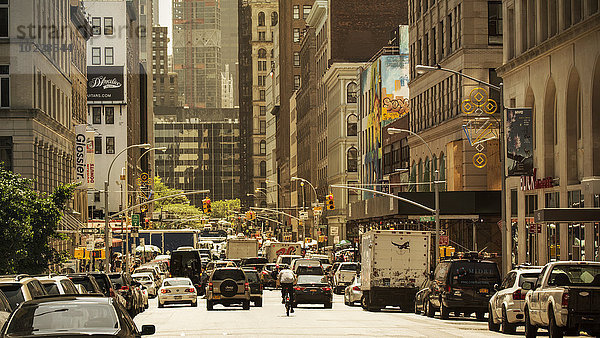 USA  New York City  Autos in einer Manhattanstraße