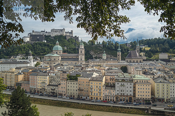Österreich  Salzburg  Altstadtansicht mit Schloss Hohensalzburg im Hintergrund