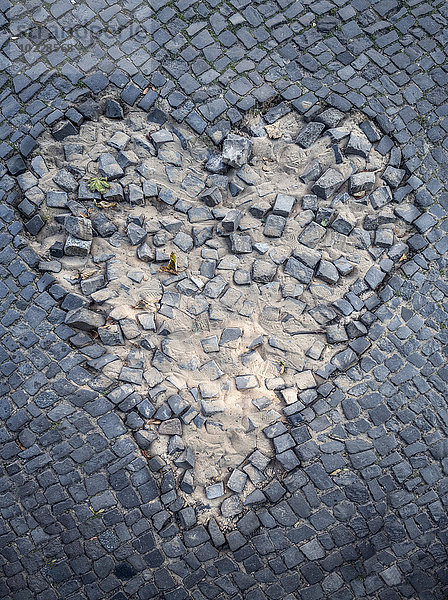 Zerstörter Bürgersteig in Form eines Herzens