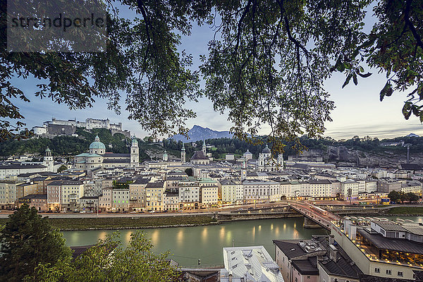 Österreich  Salzburg  Blick auf die Stadt an der Salzach mit Schloss Hohensalzburg im Hintergrund