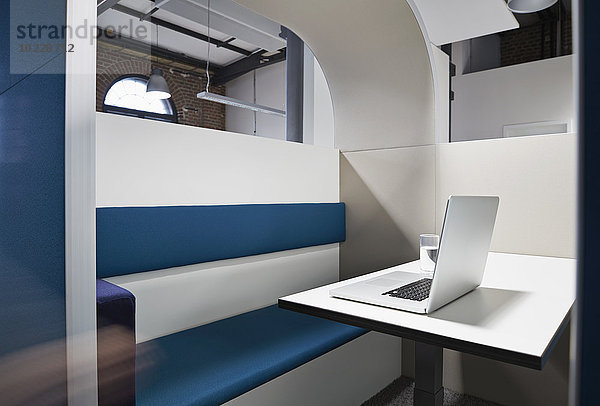 Moderne Bürozelle mit Lärmschutz-Trennwand
