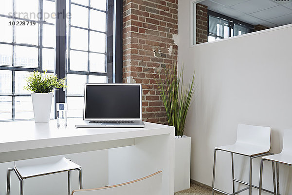 Laptop auf dem Schreibtisch im modernen Büro