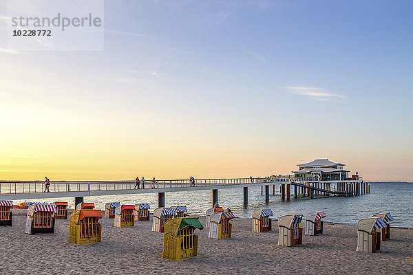 Deutschland  Niendorf  Blick auf Timmendorfer Strand mit Kapuzenstühlen und Seebrücke