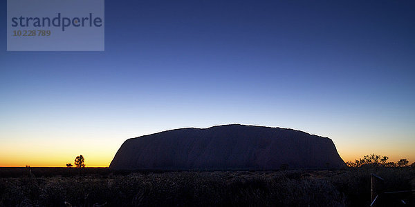 Australien  Northern Territory  Yulara  Uluru  Ayers Rock bei Sonnenaufgang