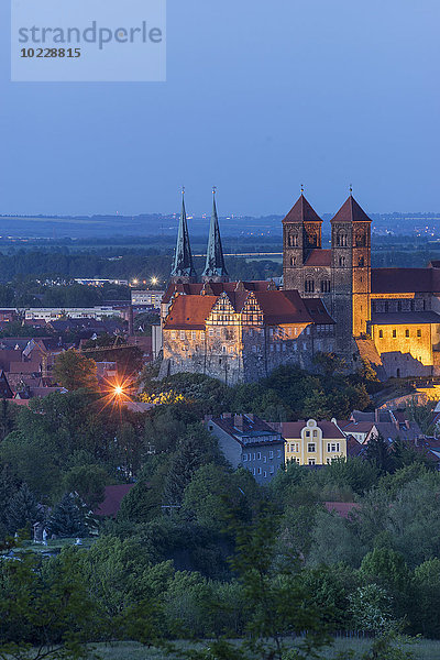 Deutschland  Quedlinburg  Blick auf Schloss und St. Servatiuskirche zur blauen Stunde
