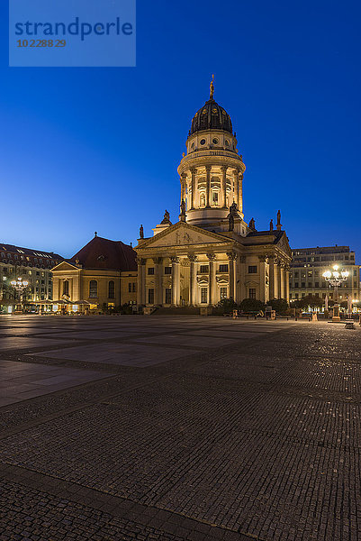 Deutschland  Berlin  beleuchtete französische Kathedrale am Gendarmenmarkt am Abend