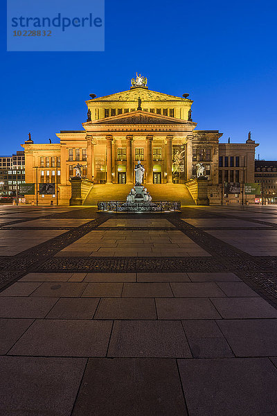 Deutschland  Berlin  Blick zum beleuchteten Konzertsaal am Gendarmenmarkt am Abend