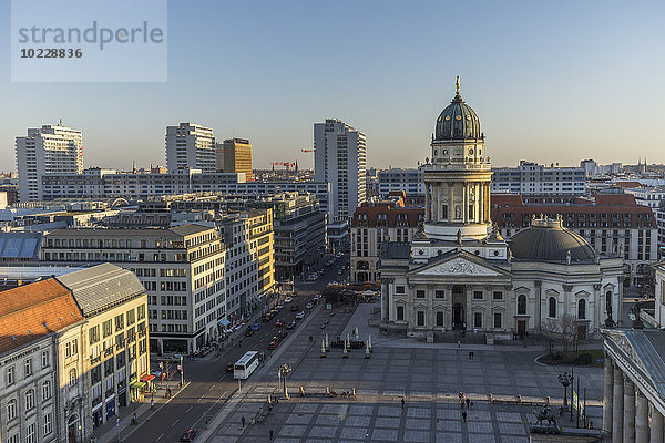 Deutschland  Berlin  Franzoesischer Dom und Gendarmenmarkt bei Sonnenuntergang