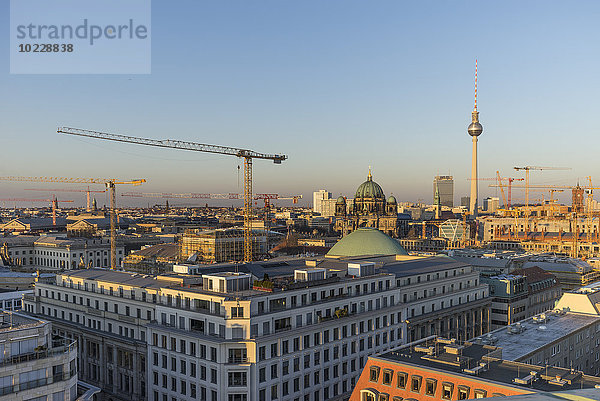 Deutschland  Berlin  Stadtansicht bei Sonnenuntergang