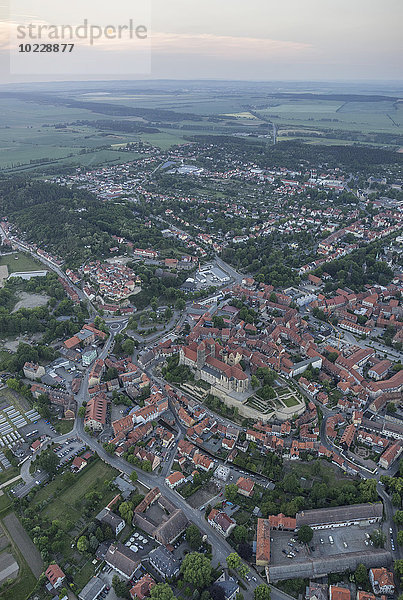Deutschland  Luftaufnahme von Quedlinburg mit Stiftskirche am Abend