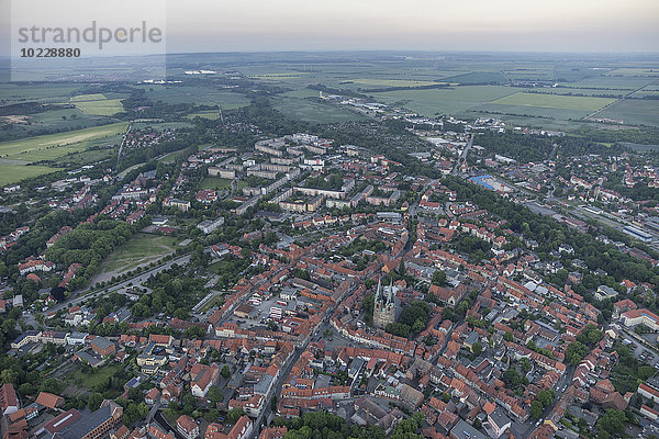 Deutschland  Luftaufnahme von Quedlinburg mit St. Nikolauskirche am Abend
